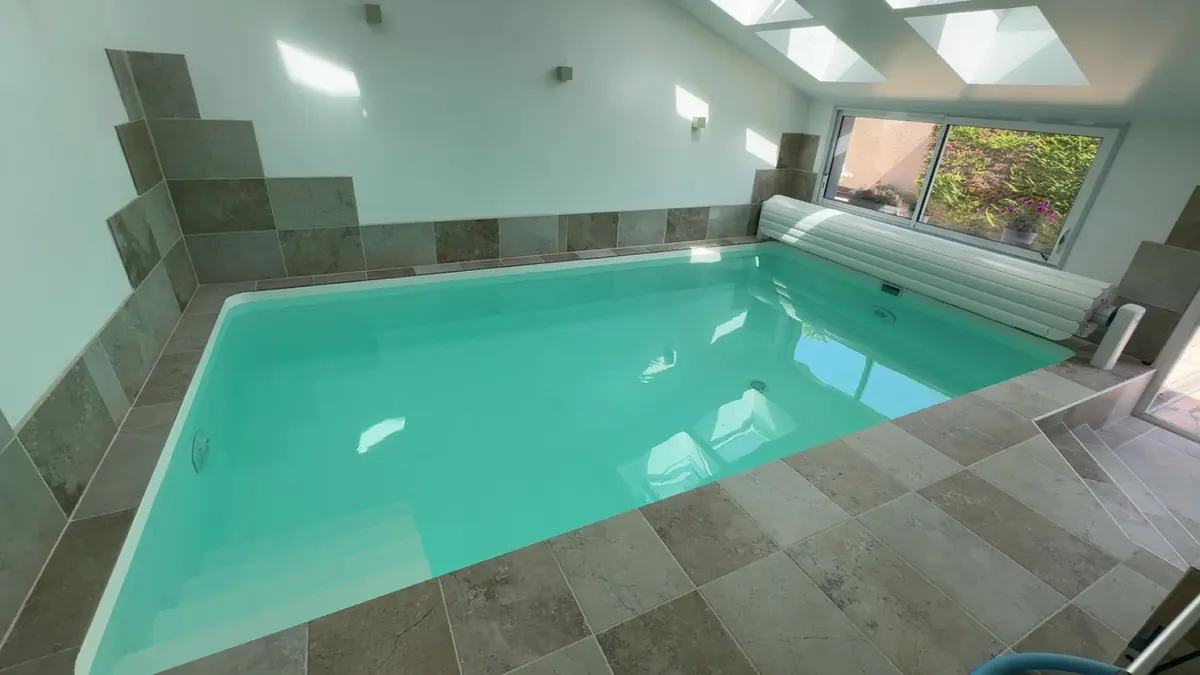 Piscine intérieure élégante et relaxante  à Mezel