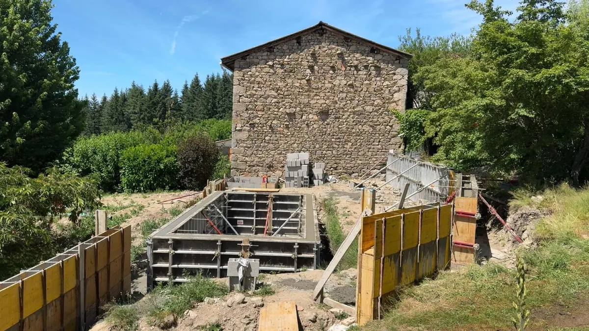 Piscine en béton armé à Marsac-en-Livradois