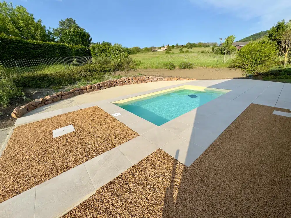 Piscine en béton armé à Tinlhat