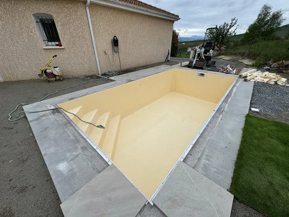 Piscine en béton armé à Tinlhat