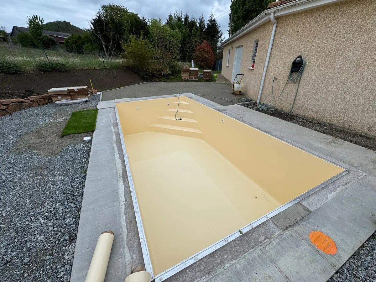 Piscine en béton armé à Tinlhat