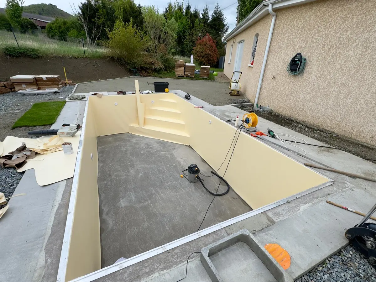 Piscine en béton armé à Tinlhat