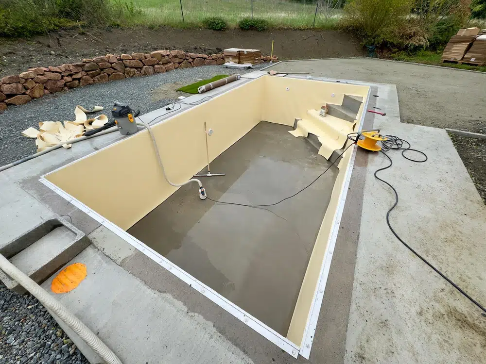 Piscine en béton armé à Tinlhat