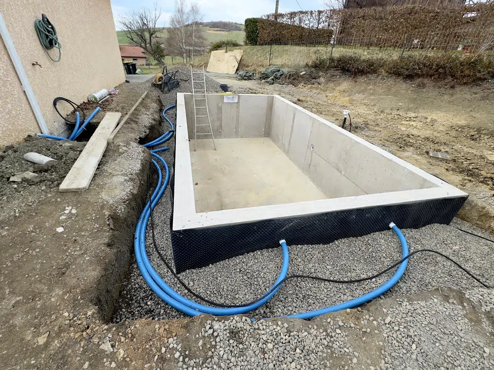Piscine en béton armé à Tinlhat
