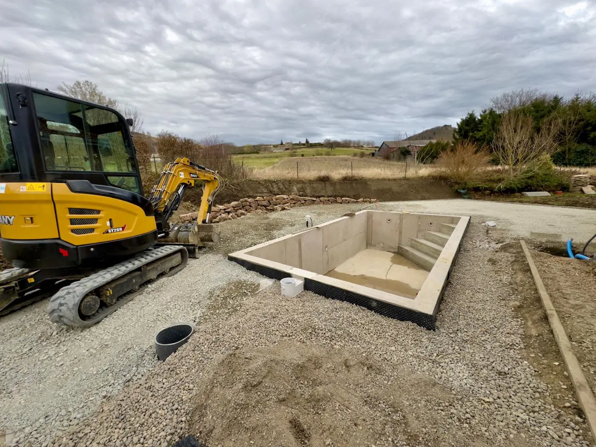 Piscine en béton armé à Tinlhat