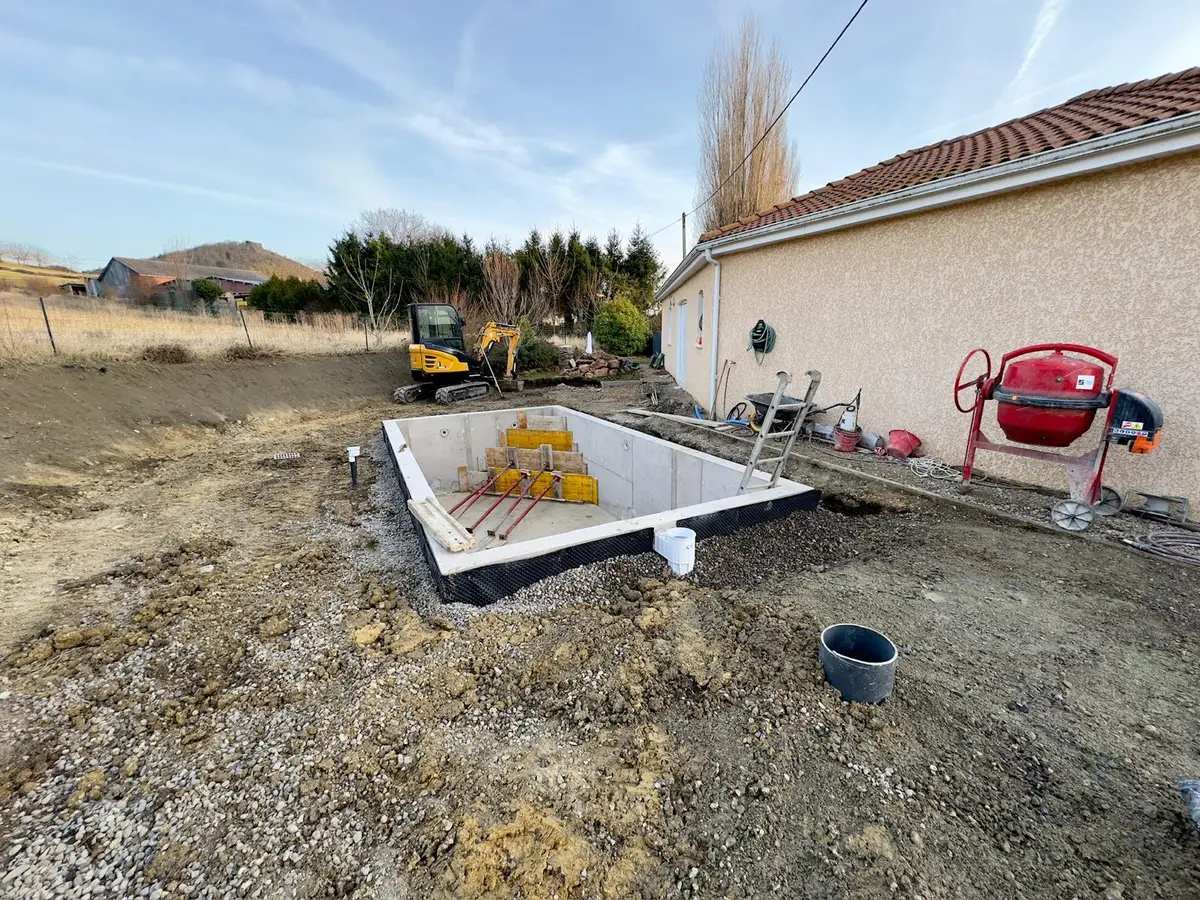 Piscine en béton armé à Tinlhat