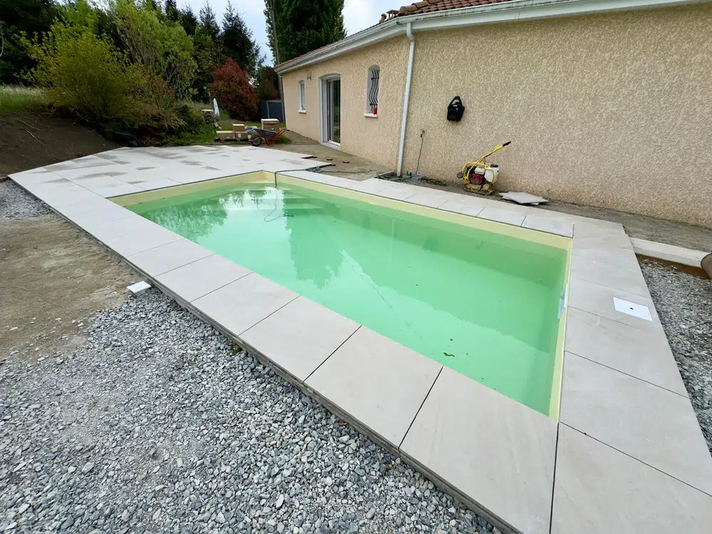 Piscine en béton armé à Tinlhat