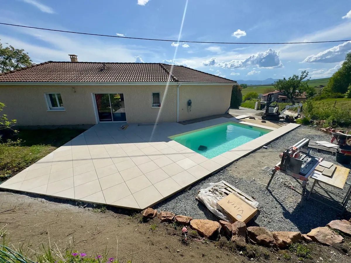 Piscine en béton armé à Tinlhat