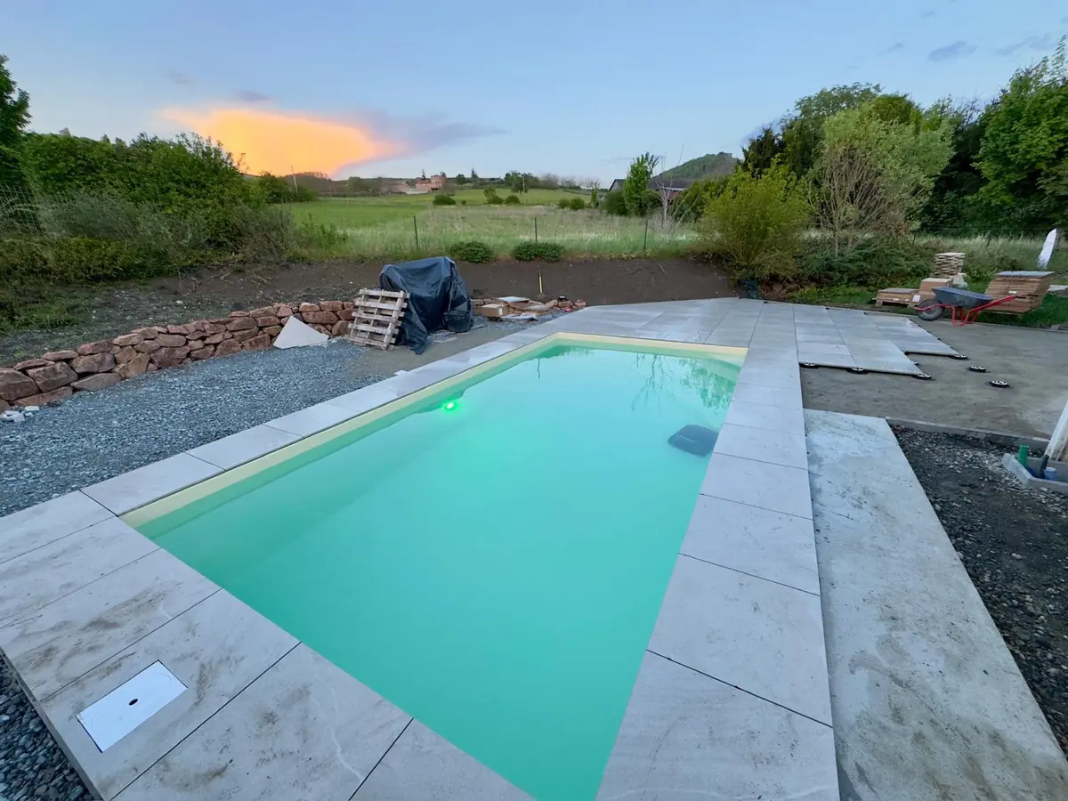 Piscine en béton armé à Tinlhat