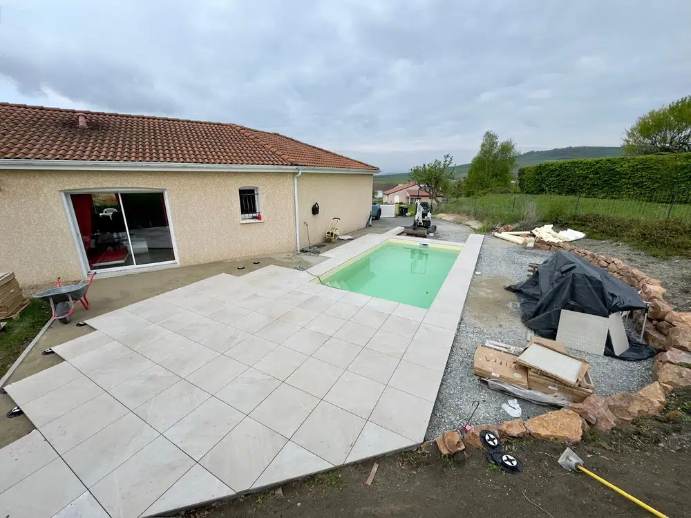 Piscine en béton armé à Tinlhat