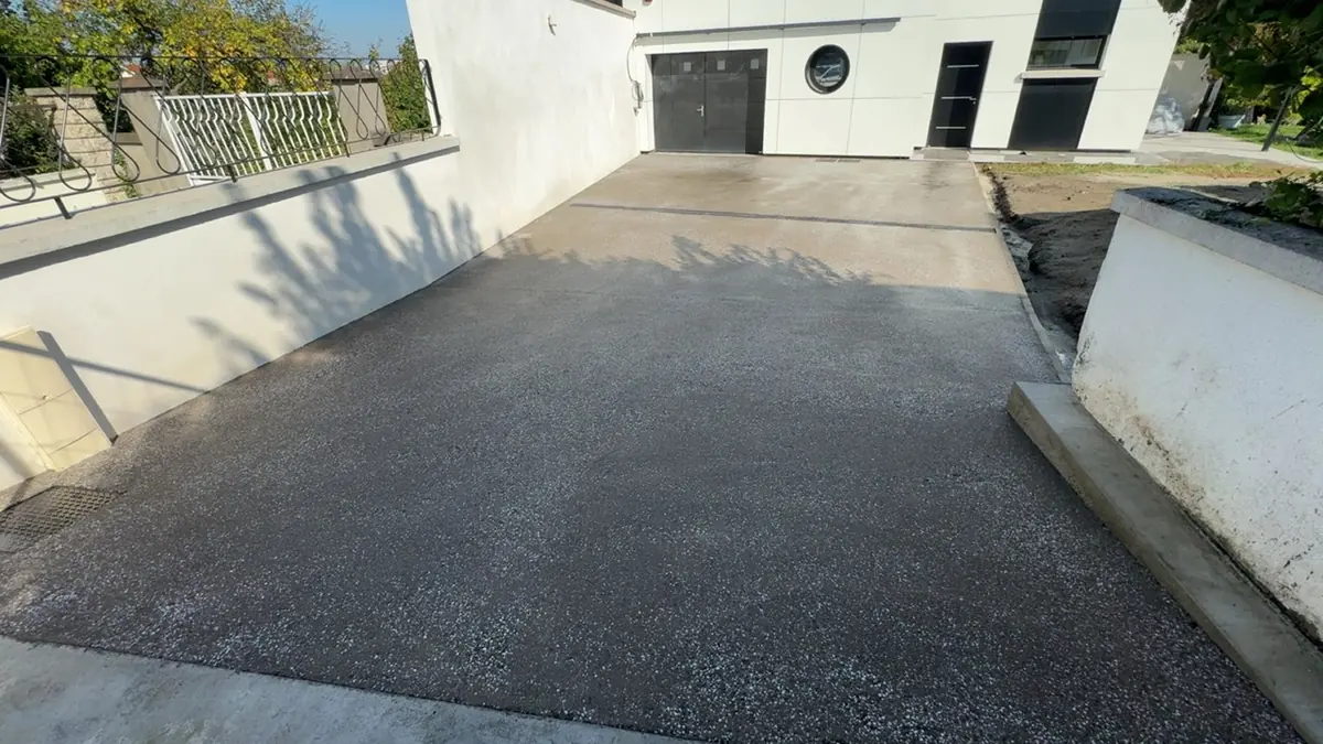Réalisation d’une cour en béton désactivé à Beaumont