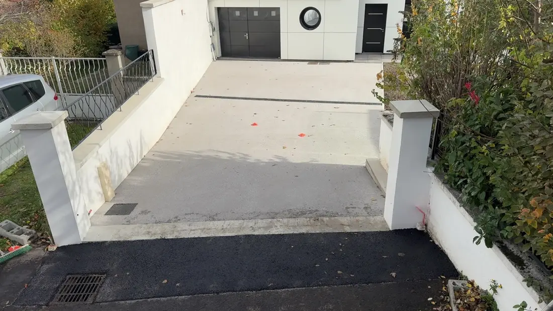 Réalisation d’une cour en béton désactivé à Beaumont