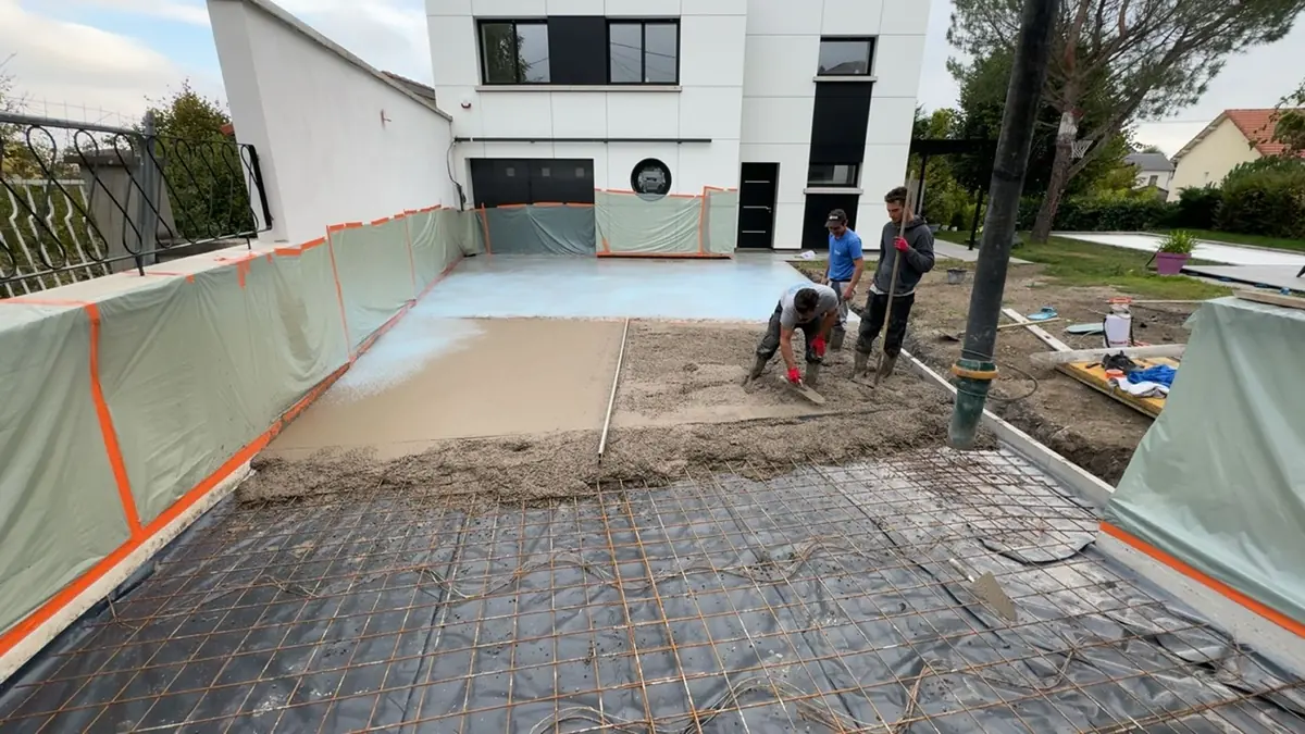 Réalisation d’une cour en béton désactivé à Beaumont