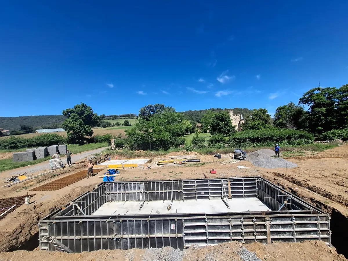Création en cours d’une piscine au Château de Torsiac