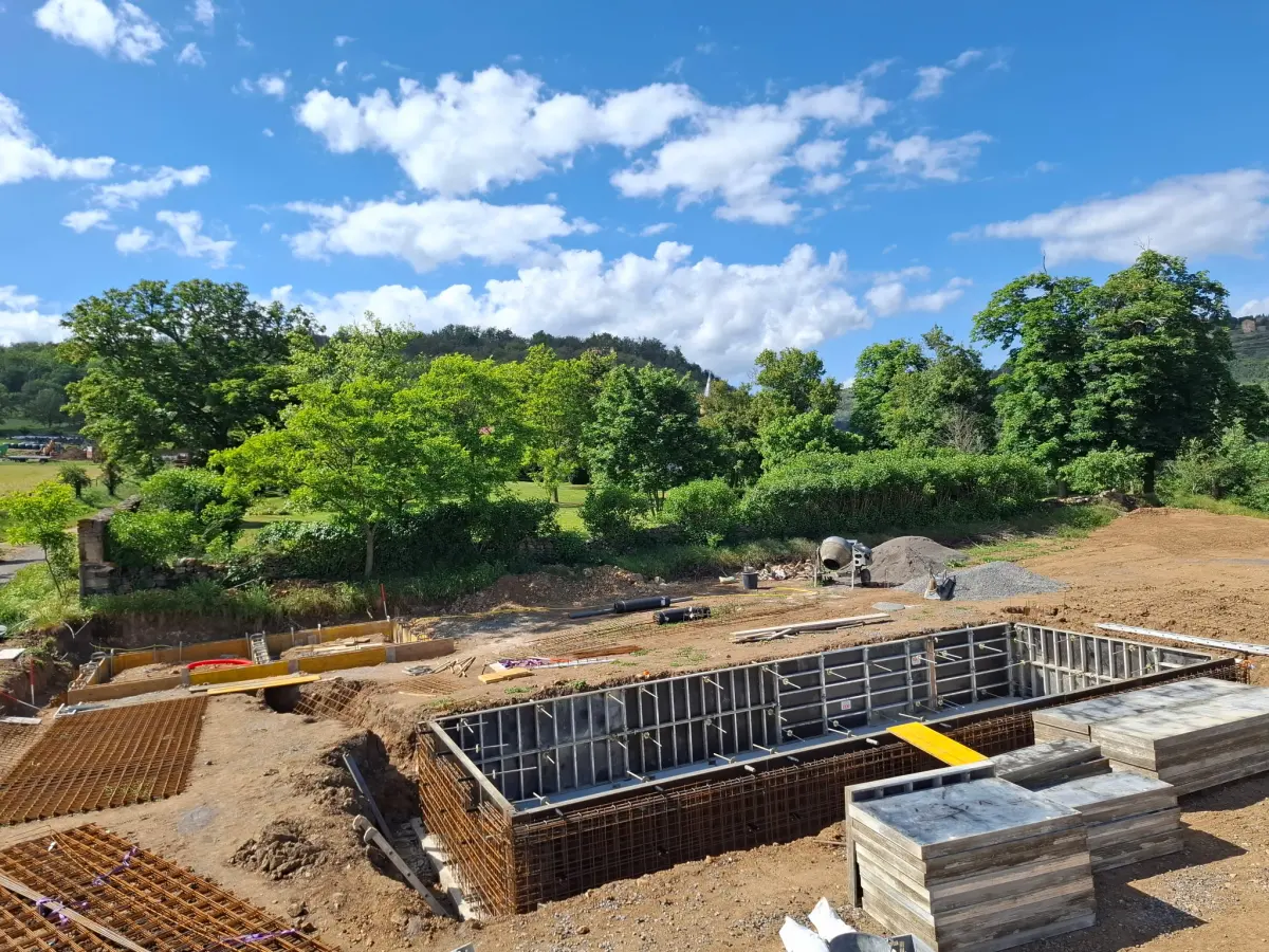 Création en cours d’une piscine au Château de Torsiac