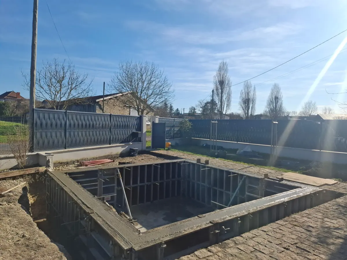 Piscine béton 5 x 5 à Saint-André-le-Coq