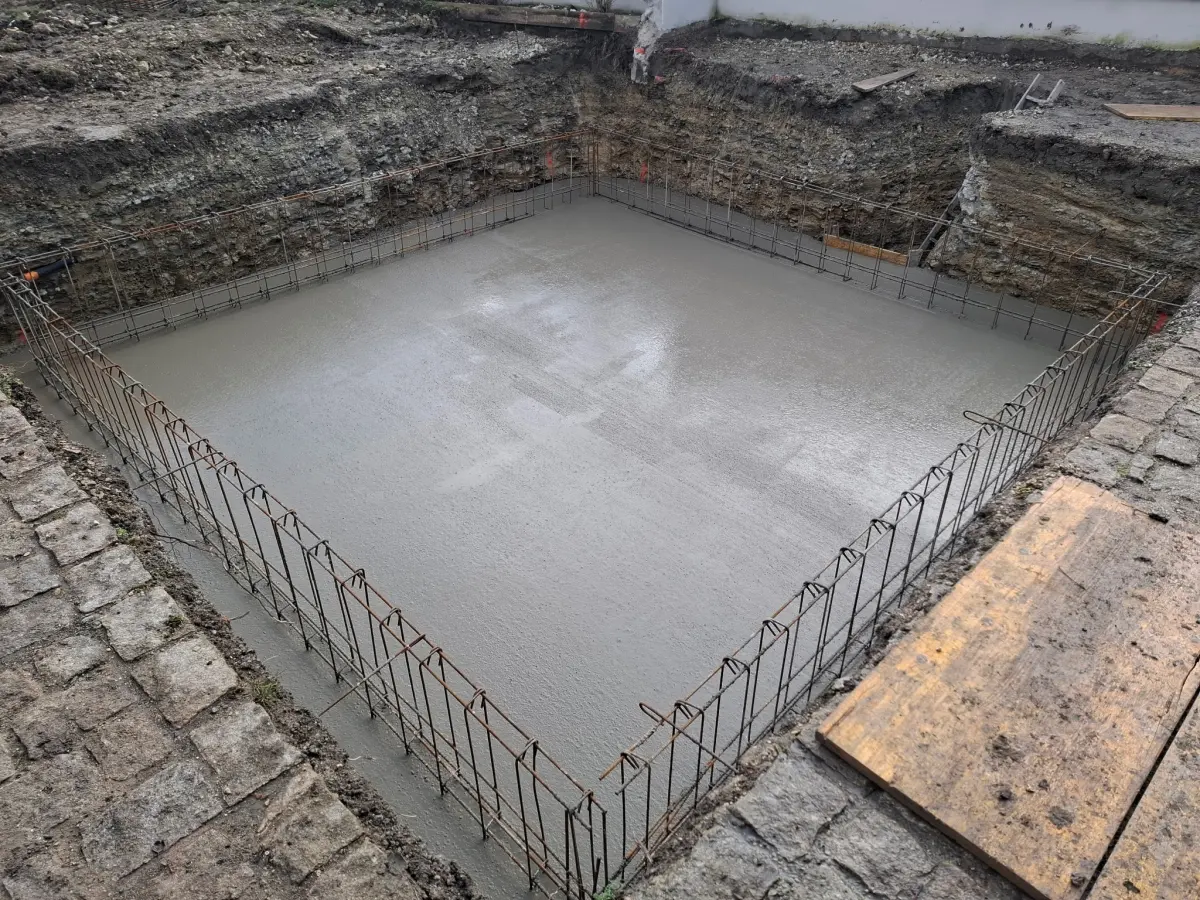 Piscine béton 5 x 5 à Saint-André-le-Coq