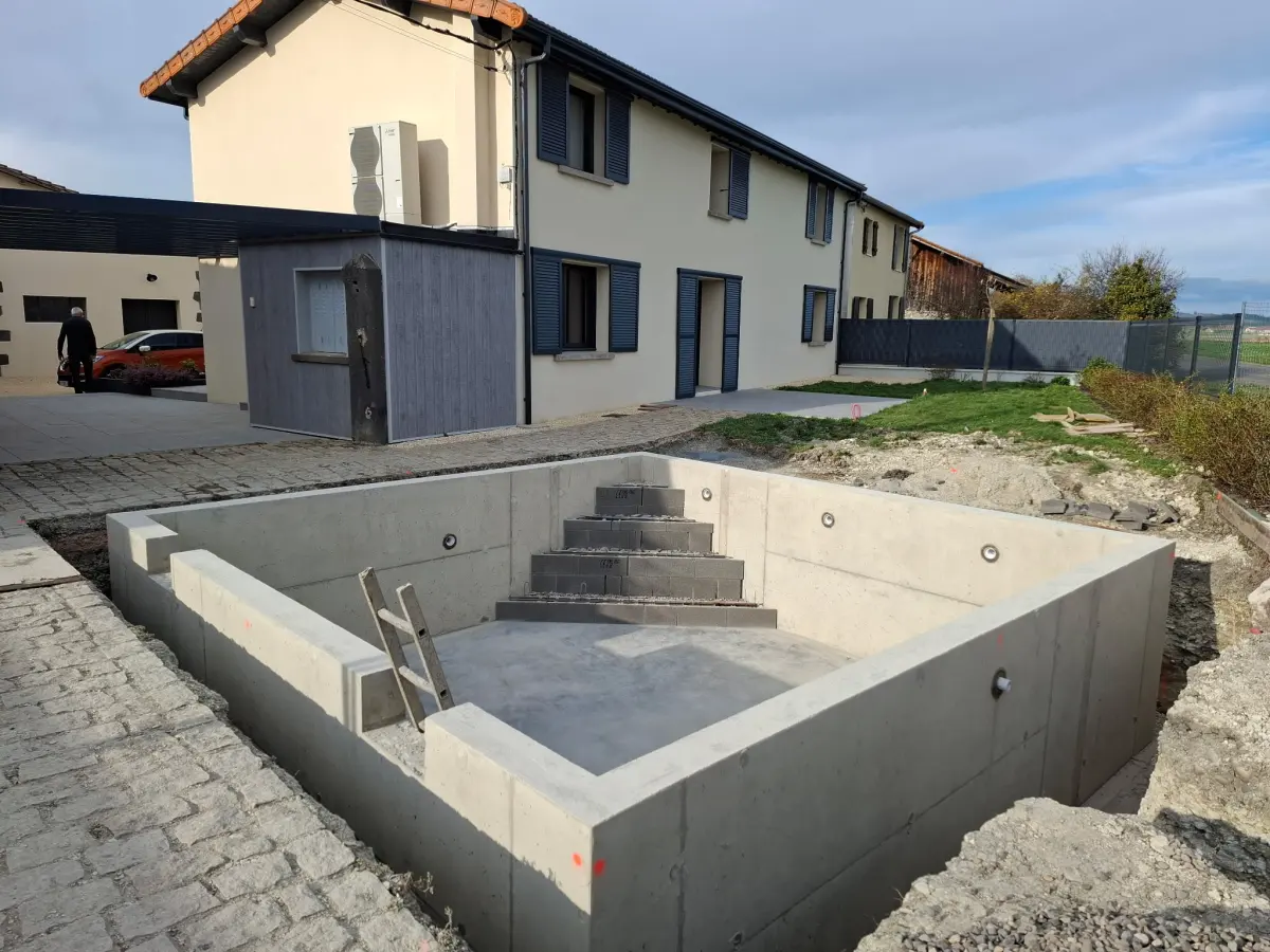Piscine béton 5 x 5 à Saint-André-le-Coq