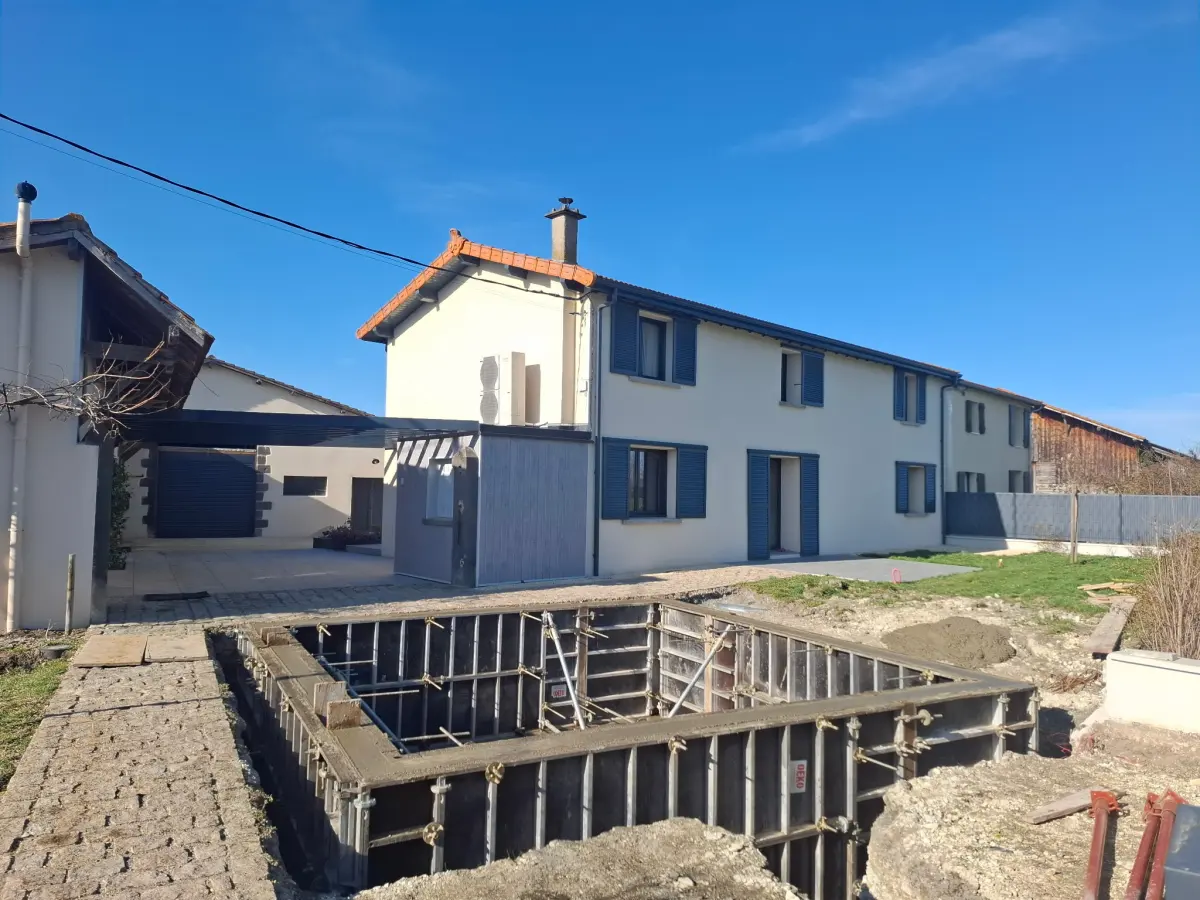 Piscine béton 5 x 5 à Saint-André-le-Coq