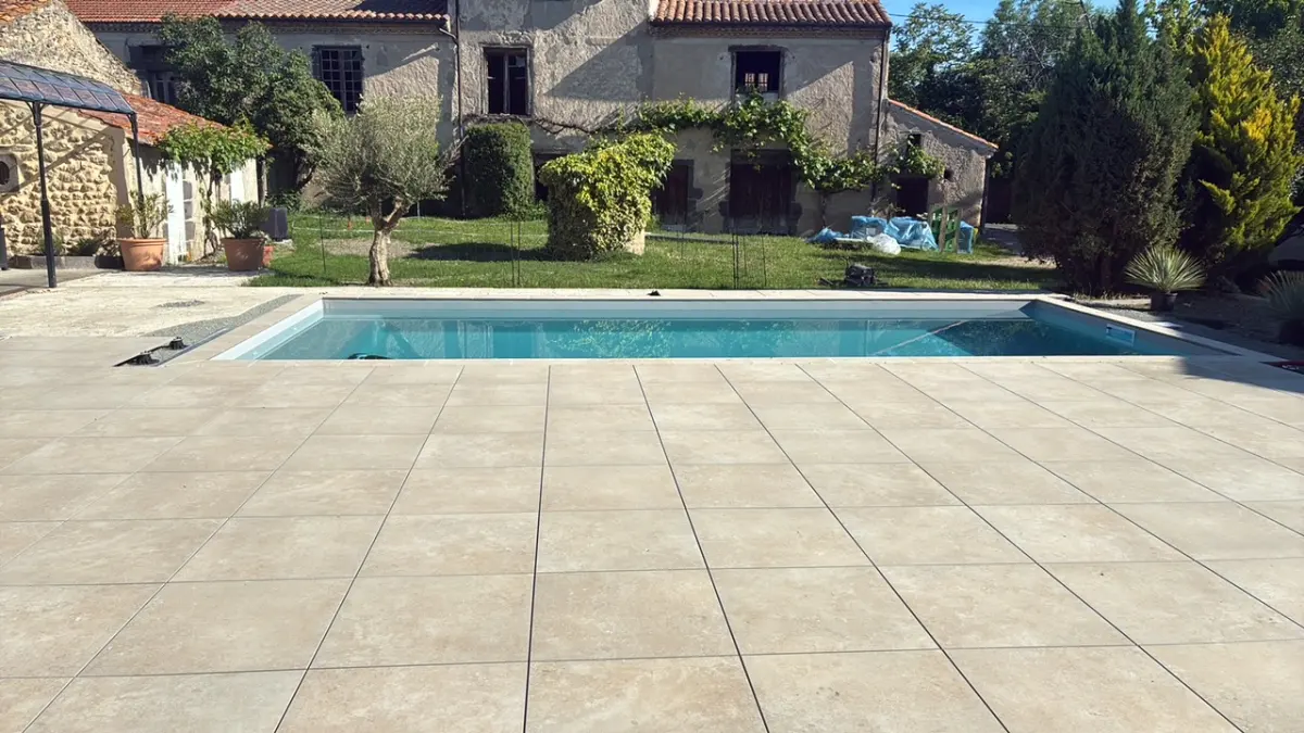 Création d’une piscine béton 8 x 3,6 à Sardon