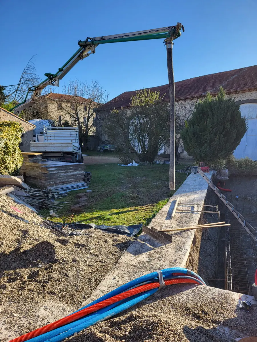 Création d’une piscine béton 8 x 3,6 à Sardon