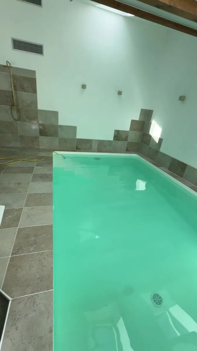 Piscine intérieure élégante et relaxante  à Mezel