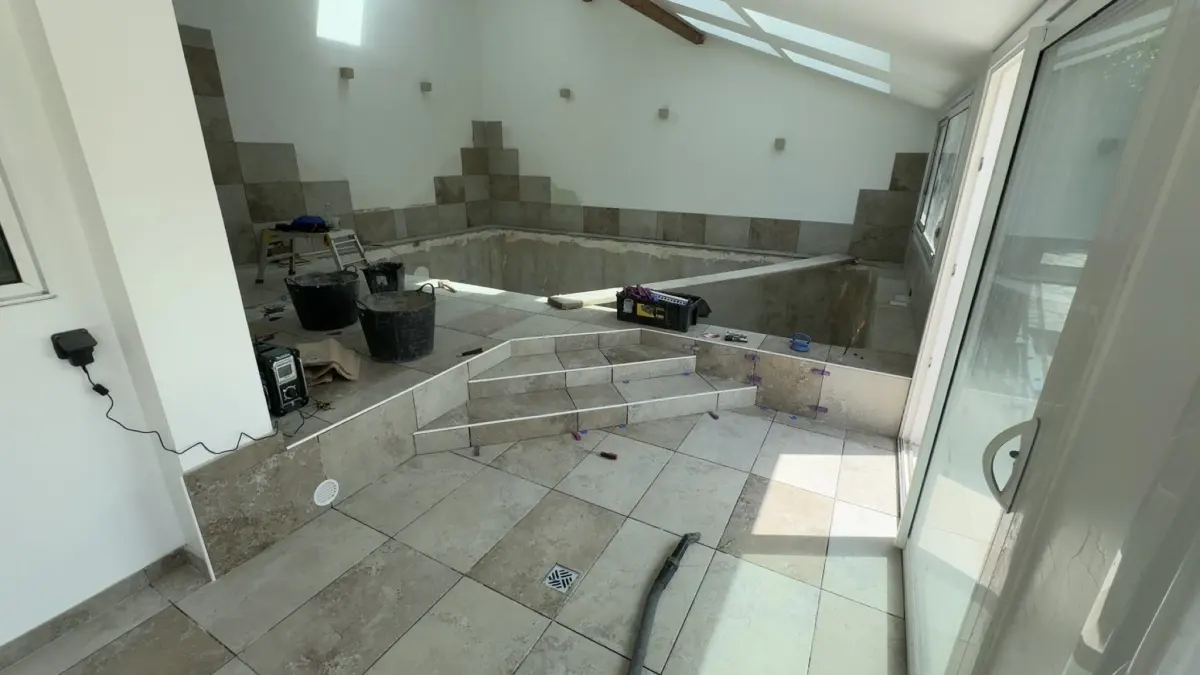 Piscine intérieure élégante et relaxante  à Mezel