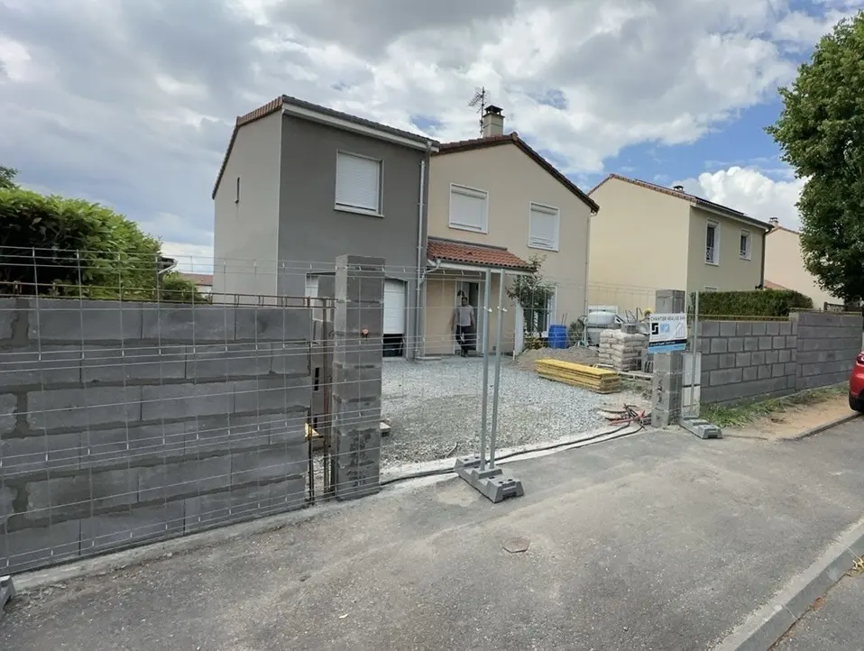 Mur de clôture moderne et harmonieux  à Cournon d'Auvergne