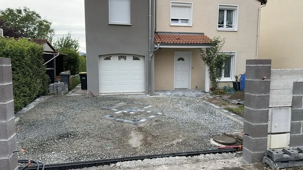 Mur de clôture moderne et harmonieux  à Cournon d'Auvergne