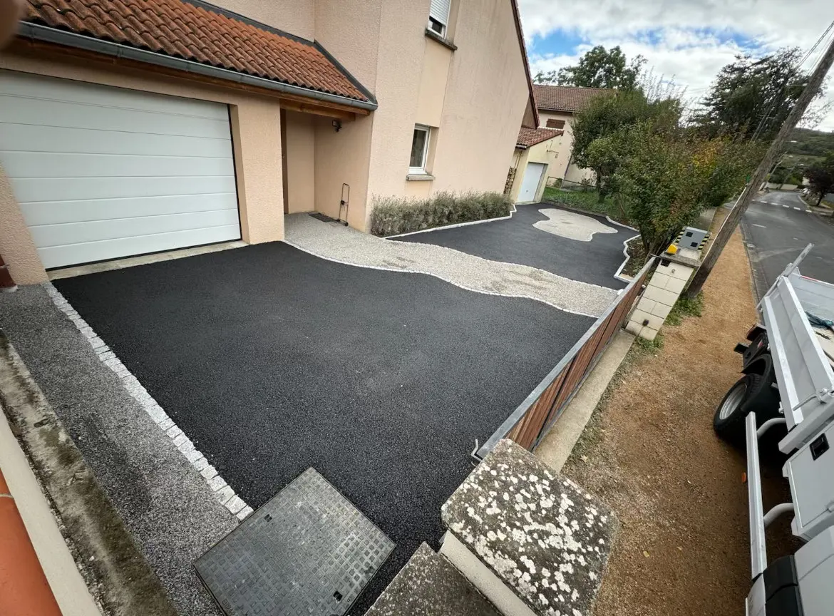 Aménagement extérieur en béton désactivé à Beaumont