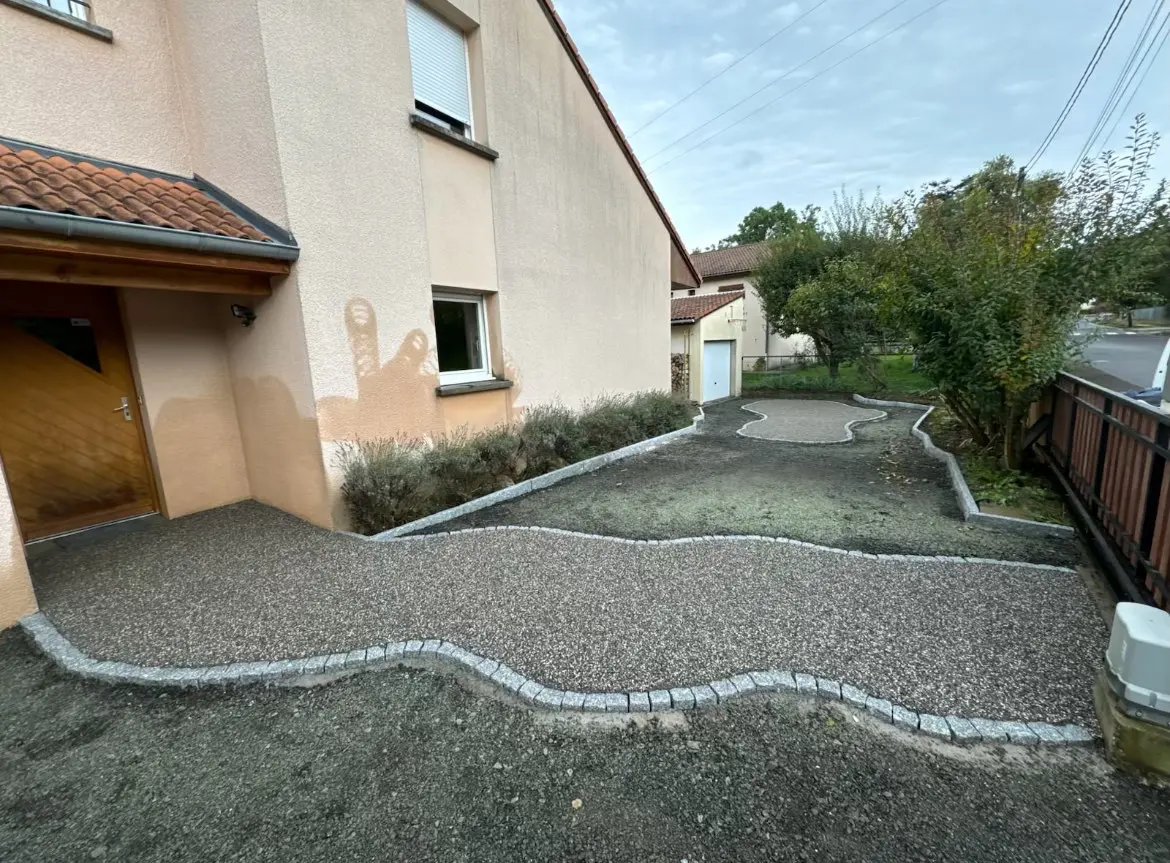 Aménagement extérieur en béton désactivé à Beaumont