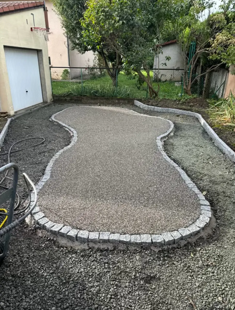 Aménagement extérieur en béton désactivé à Beaumont