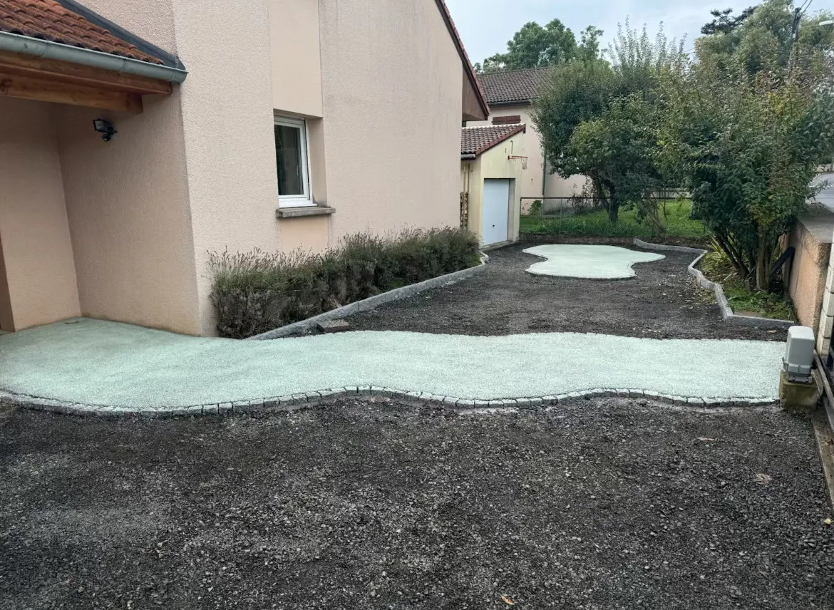 Aménagement extérieur en béton désactivé à Beaumont