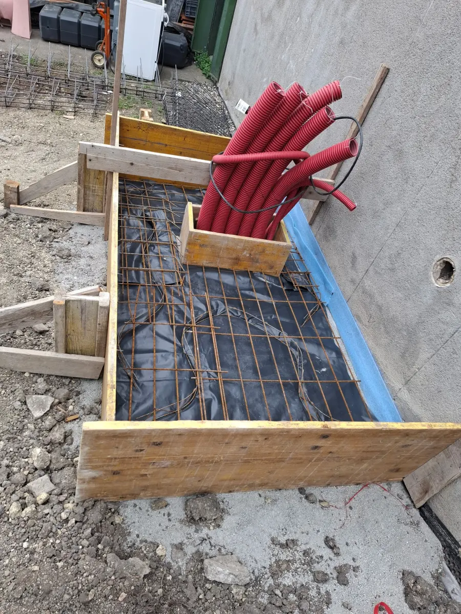 Piscine béton 2,4 x 4 en cours à Clermont-Ferrand