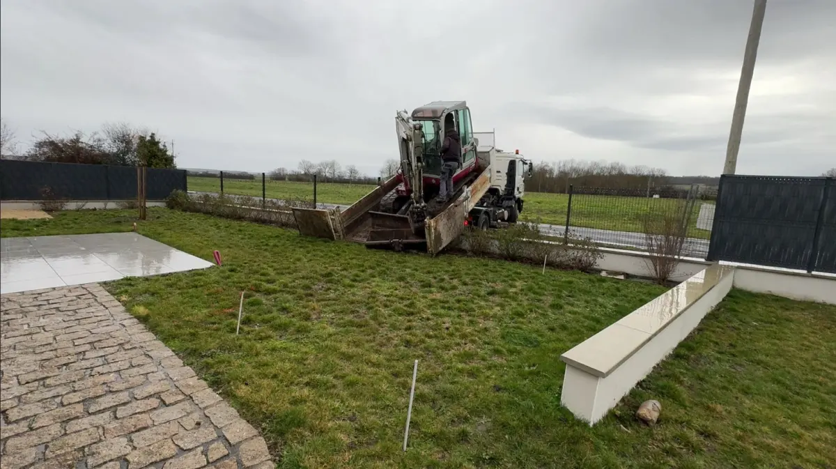 Piscine béton 5 x 5 à Saint-André-le-Coq