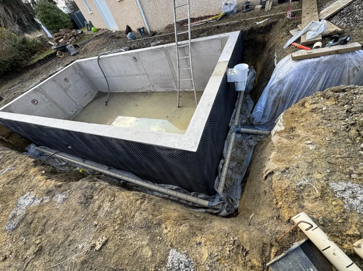Piscine en béton armé à Tinlhat