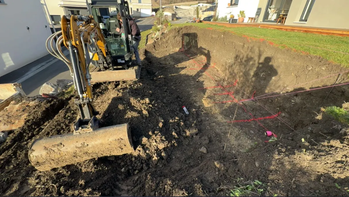 Création en cours d’une piscine 6 x 3 semi-enterrée à Mirefleurs