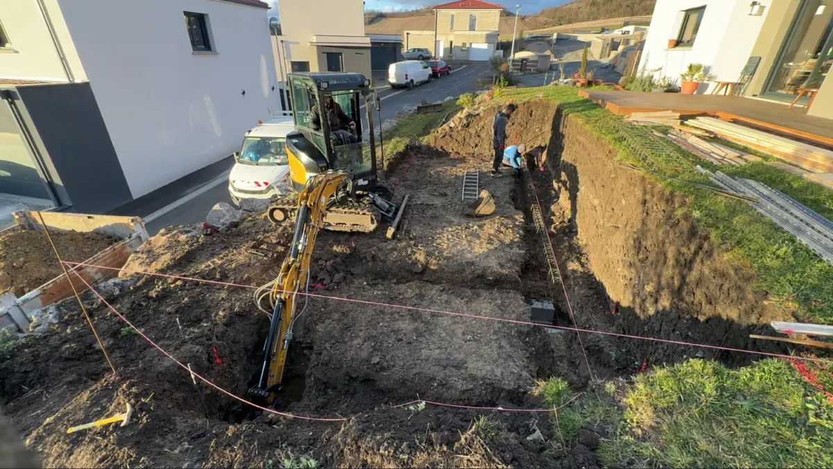 Création en cours d’une piscine 6 x 3 semi-enterrée à Mirefleurs