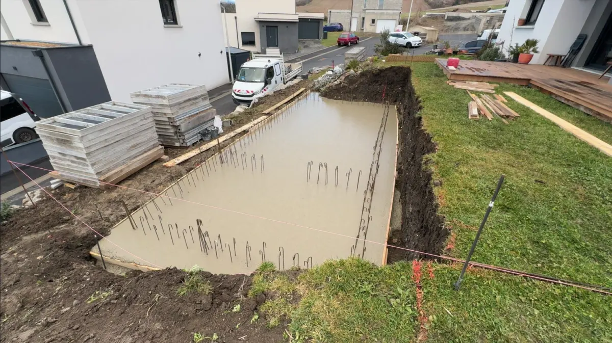 Création en cours d’une piscine 6 x 3 semi-enterrée à Mirefleurs