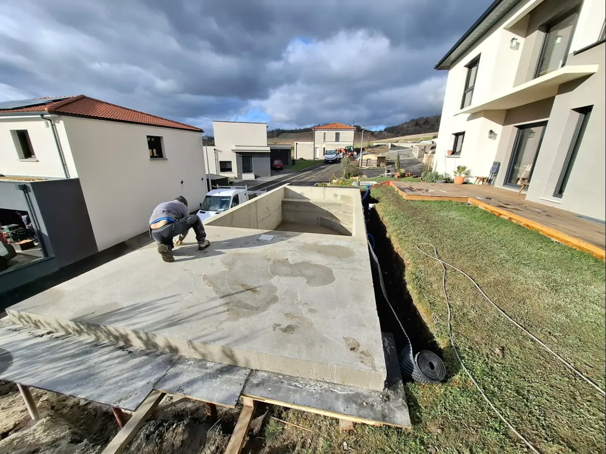Création en cours d’une piscine 6 x 3 semi-enterrée à Mirefleurs