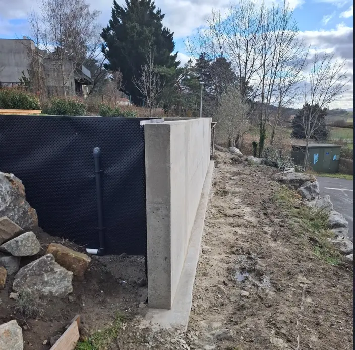 Création en cours d’une piscine 6 x 3 semi-enterrée à Mirefleurs