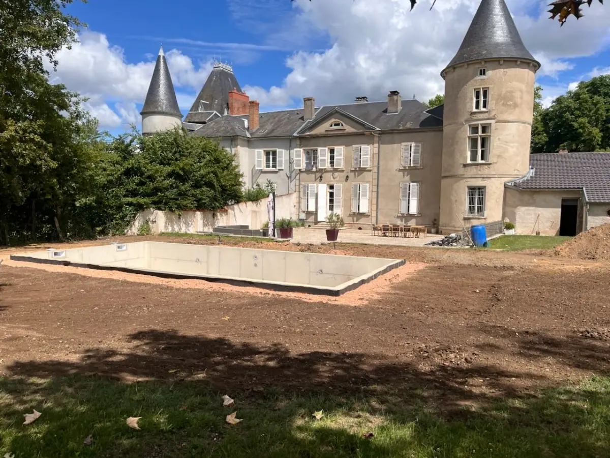 Création en cours d’une piscine béton 11 x 5,5 au Château de la Rama à Bellerive