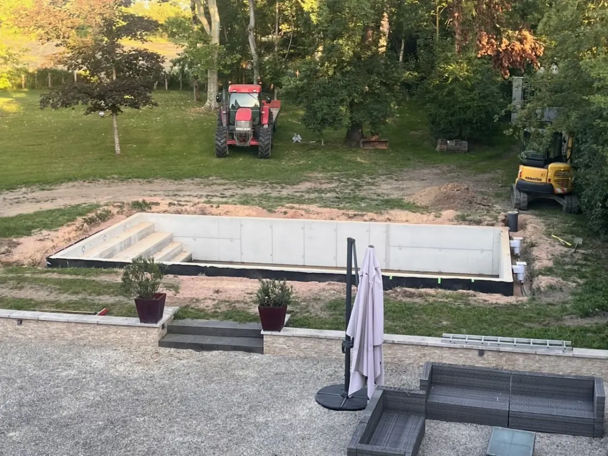 Création en cours d’une piscine béton 11 x 5,5 au Château de la Rama à Bellerive