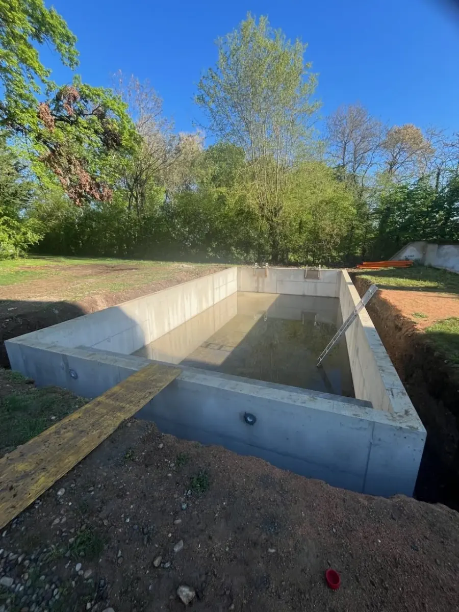 Création en cours d’une piscine béton 11 x 5,5 au Château de la Rama à Bellerive