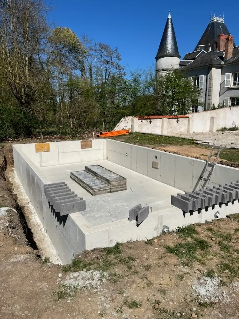 Création en cours d’une piscine béton 11 x 5,5 au Château de la Rama à Bellerive
