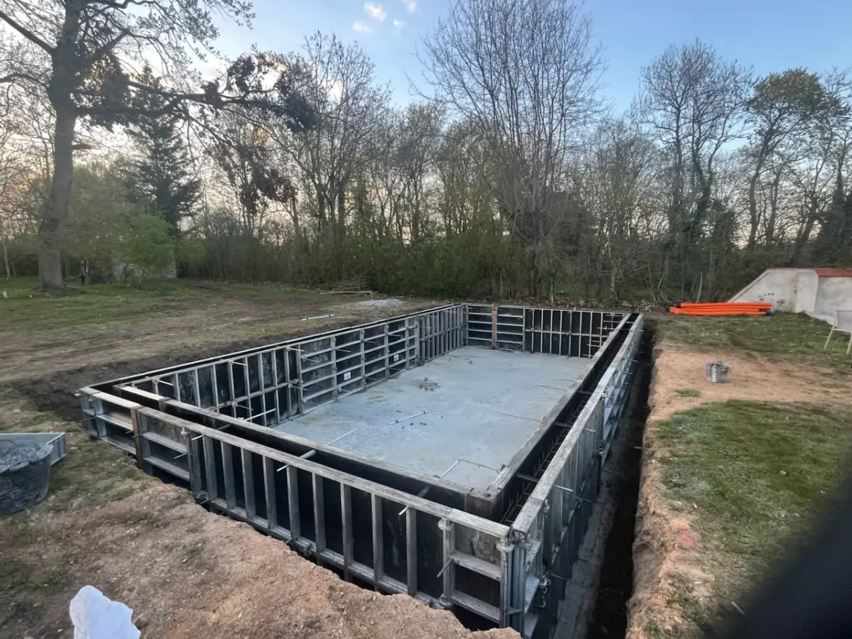 Création en cours d’une piscine béton 11 x 5,5 au Château de la Rama à Bellerive