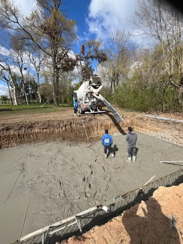 Création en cours d’une piscine béton 11 x 5,5 au Château de la Rama à Bellerive