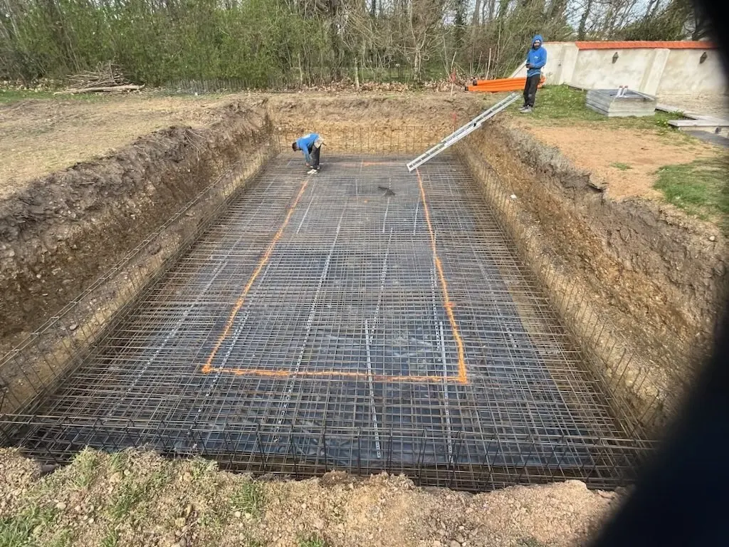 Création en cours d’une piscine béton 11 x 5,5 au Château de la Rama à Bellerive