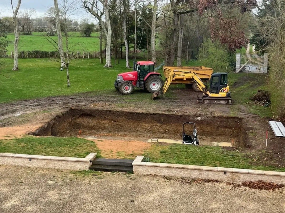 Création en cours d’une piscine béton 11 x 5,5 au Château de la Rama à Bellerive
