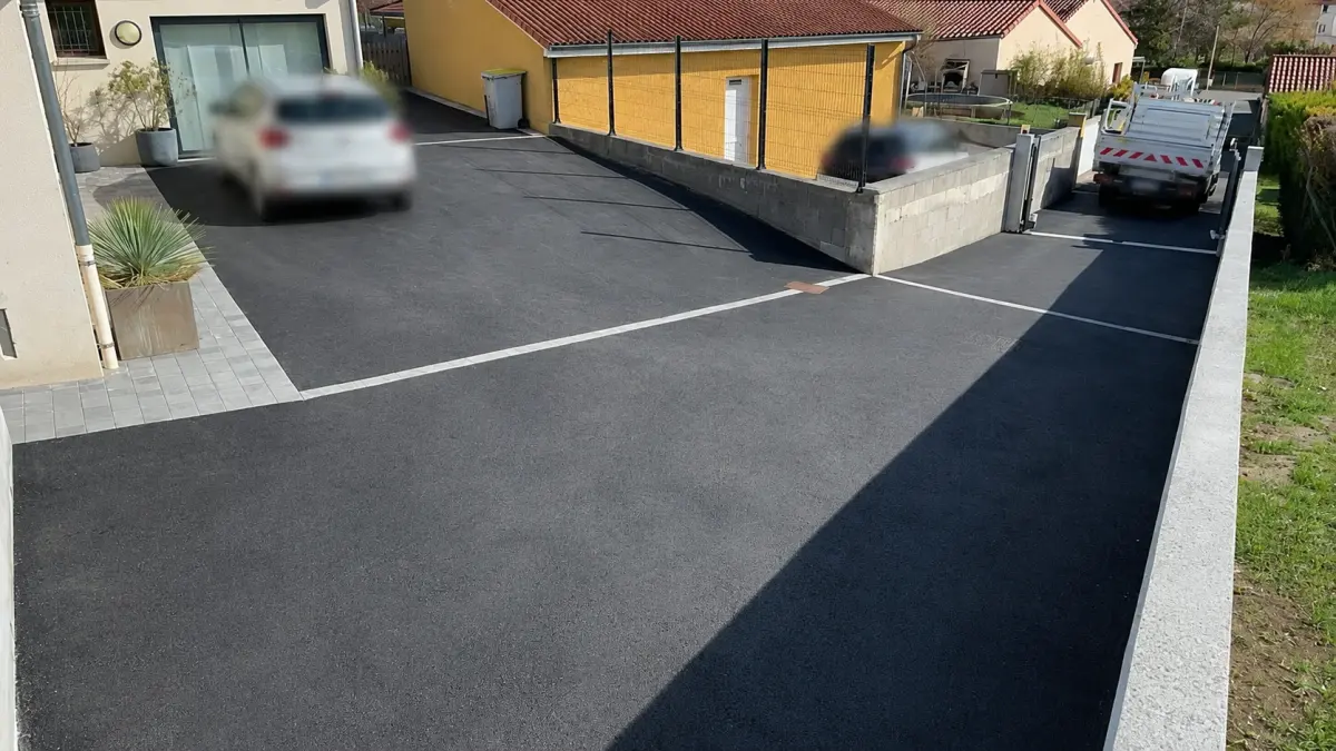 Aménagement d’accès et cour en enrobé à Chauriat